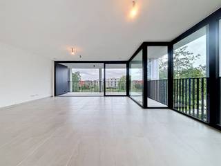 <p><span>Nieuwbouwappartement met twee slaapkamers in residentie Kasteelvijver te Langemark.</span></p><p><span> </span></p><p><span>Dit appartement bevindt zich op de </span><span>tweede verdieping</span><span> en heeft een </span><span>bewoonbaar oppervlakte</span><span> van </span><span>106.66m²</span><span> met </span><span>twee</span><span> </span><span>terrassen</span><span> van </span><span>19m² </span><span>en </span><span>1.33m²</span><span>.</span></p><p><span> </span></p><p><span>Indeling</span><span>: </span></p><p><span>inkomhal/nachthal </span><span>met </span><span>apart toilet</span><span>, </span><span>open keuken</span><span> (nog vrij te kiezen bij keukenbouwer bepaald door bouwheer met vaste handelswaarde), </span><span>leefruimte</span><span> die directe toegang biedt tot het prachtig </span><span>terras </span><span>omgeven door groen</span><span>.</span><span> </span></p><p><span>Verder zijn er nog </span><span>twee</span><span> volwaardige </span><span>slaapkamers </span><span>waarvan één kamer met tot het </span><span>tweede terras.</span></p><p><span> </span></p><p><span>Er is tevens een </span><span>kelderberging</span><span> bij te kopen, alsook mogelijkheid tot aankopen van </span><span>ondergrondse staanplaats.</span></p><p><span> </span></p><p><span>De </span><span>warmwaterproductie</span><span> en de </span><span>vloerverwarming</span><span> zal opgewekt worden door een bodem/water </span><span>warmtepomp met ingebouwde boiler.</span><span> De warmte wordt uit de grond gehaald via </span><span>geothermie.</span></p><p><span>Doorheen het appartement is er </span><span>ventilatiesysteem D </span><span>(mechanische toevoer en afvoer) voorzien.</span></p><p><span>Het appartement beschikt tevens over</span><span> zonnepanelen</span><span> (760Wp) wat het bovendien uiterst zuinig maakt!</span></p><p><span> </span></p><p><span> </span></p><p><span> </span></p>