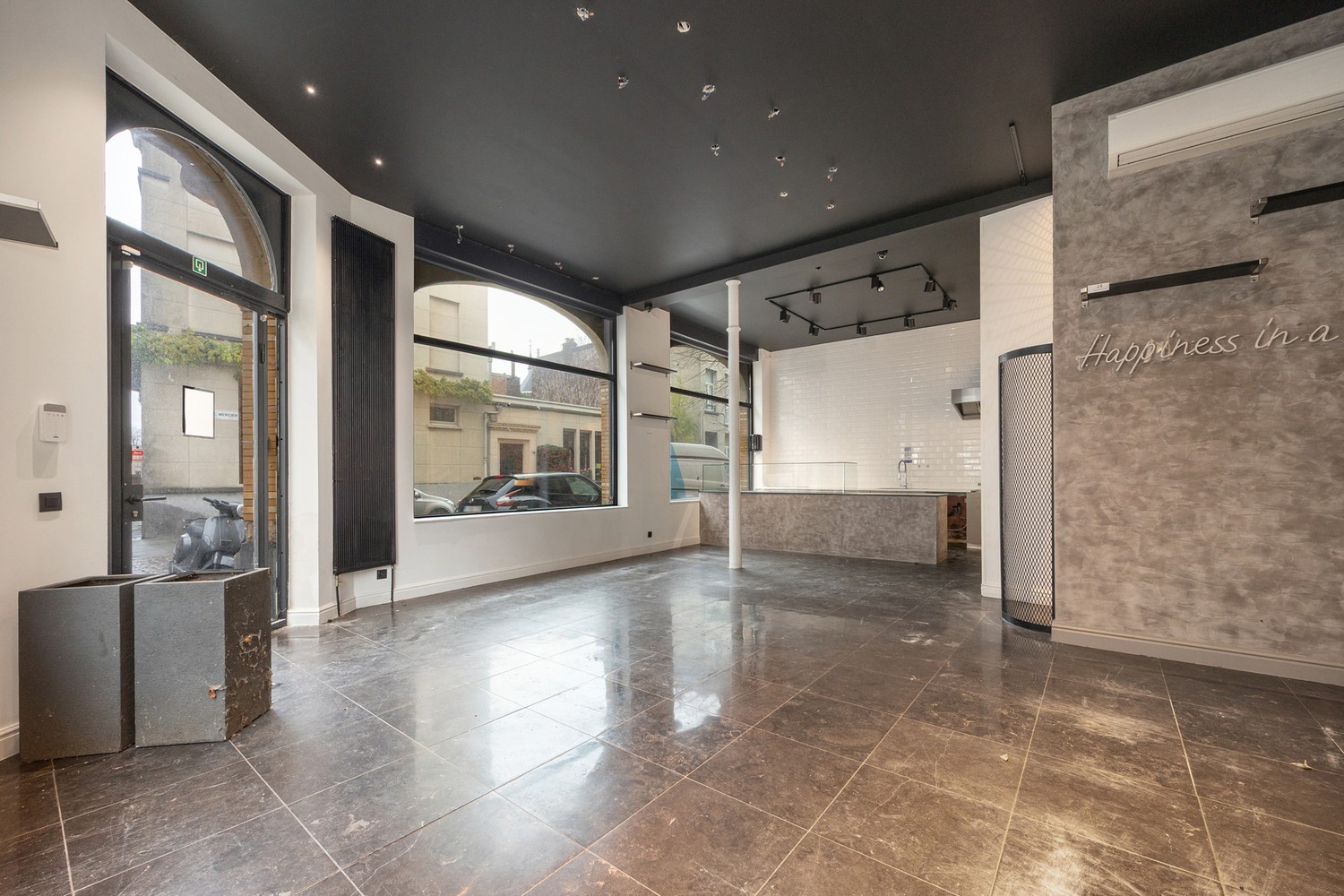 Handelsgelijkvloers te huur op uitstekende hoeklocatie - foto 4