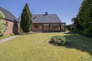 Ruime op te frissen woning met 4 slaapkamers en ruime garage op 1.176 m². Gelijkvloers:Inkomhal.Ruime woonkamer van 36,5 m² op natuursteen.Eetkamer...