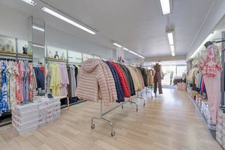 Bent u op zoek naar een commerciële toplocatie of een waardevolle vastgoedinvestering aan de kust? Dit uitzonderlijke handelspand van 150 m² in Residentie Monaco (bouwjaar 1980) ligt op een absolute A-locatie: pal recht tegenover SILT, het kloppende hart van Middelkerke. Hier bent u verzekerd van maximale visibiliteit en een constante stroom van passanten, het hele jaar door.<br /><br />Het pand beschikt over een brede etalage met fantastische lichtinval en biedt de unieke mogelijkheid tot het uitstallen van goederen of een terras op de Zeedijk. Daarnaast is er een zeer grote privékelder aanwezig, ideaal voor stockbeheer en extra voorraad, waardoor de winkelvloer optimaal benut kan worden.<br /><br />Een grote troef is de mogelijkheid tot het vestigen van een domicilie aan de achterzijde. Dit maakt het pand perfect voor een uitbater die wonen en werken wil combineren, of als extra meerwaarde voor investeerders naar verhuur toe.<br /><br />Het pand wordt momenteel succesvol uitgebaat als pop-up, maar is volledig vrij bij akte. Of u nu droomt van een exclusieve retailzaak, een stijlvol kantoor of een vrij beroep; deze locatie biedt eindeloze mogelijkheden.<br /><br />Grijp deze zeldzame kans op de vernieuwde Zeedijk.<br /><br /> Contacteer ons vandaag nog voor meer informatie of een bezoek ter plaatse! <br /><br />Bestuursmaatregelen in het maatregelenregister: nee