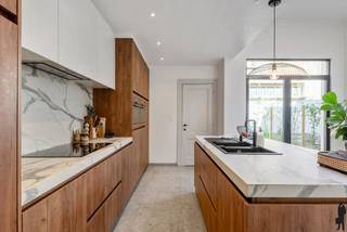 <p><strong>Karaktervolle, volledig gerenoveerde woning met 4 slaapkamers en stadstuin in het hart van Berchem</strong></p>
<p>-- KIJKDAG 3 &amp; 4 APRIL --<br /><br />In de rustige maar centraal gelegen <strong>Guldenvliesstraat 32 te Berchem (2600)</strong> bevindt zich deze stijlvol gerenoveerde woning met een <strong>bewoonbare oppervlakte van ca. 210 m²</strong>. De woning combineert <strong>authentieke elementen</strong> met hedendaags comfort en vormt zo een warme thuis met karakter én kwaliteit.</p>
<p><strong>Authenticiteit en modern wooncomfort in perfecte harmonie</strong><br />Deze woning werd <strong>zeven jaar geleden van A tot Z gerenoveerd</strong>, met respect voor het oorspronkelijke karakter. Originele elementen zoals hoge plafonds, moulures en houten vloeren werden behouden en prachtig geïntegreerd in een modern woonconcept. Het resultaat is een sfeervolle woning die charme en functionaliteit moeiteloos verenigt.</p>
<p><strong>Instapklaar en volledig in orde</strong></p>
<ul>
<li>
<p><strong>Elektriciteit conform</strong></p>
</li>
<li>
<p><strong>EPC-score van 178 kWh/m²/jaar</strong> – energiezuinige woning</p>
</li>
<li>
<p><strong>Asbestveilig</strong><br />U hoeft zich dus geen zorgen te maken over bijkomende investeringen: alles is tot in de puntjes afgewerkt en voldoet aan de huidige normen.</p>
</li>
</ul>
<p><strong>Indeling en wooncomfort</strong><br />Met <strong>vier volwaardige slaapkamers</strong> is er meer dan genoeg ruimte voor een gezin, een thuiskantoor of logeerkamers. De leefruimtes zijn licht en ruim, en via de keuken heeft u toegang tot een <strong>knusse stadstuin/koertje</strong> – ideaal voor een koffiepauze in de zon of een gezellige barbecue.</p>
<p><strong>Extra troeven</strong></p>
<p><strong>- Fietslift aanwezig</strong> – handig én uniek in deze buurt<br />- Zeer centrale ligging: winkels, scholen, horeca en openbaar vervoer op wandelafstand<br />- Goed bereikbaar met de wagen en fiets<br />- Domotica aanwezig<br /><br /><strong><br />Bent u op zoek naar een instapklare woning vol charme en karakter in een bruisende maar rustige buurt? Dan is deze woning zeker een bezoek waard.</strong></p>