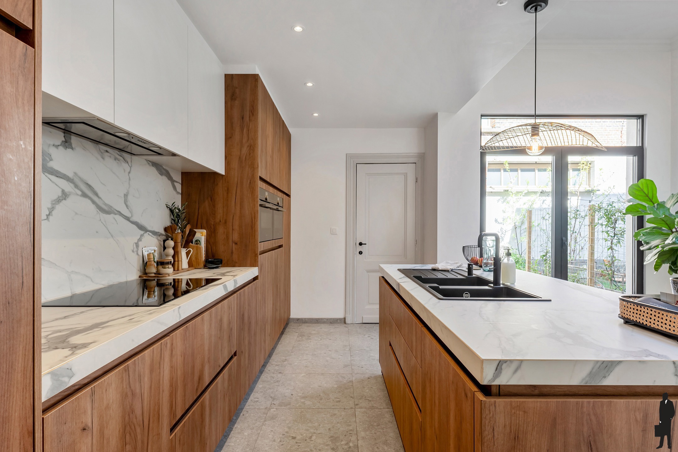 Karaktervolle, volledig gerenoveerde woning met 4 slaapkamers en stadstuin in het hart van Berchem - foto 2