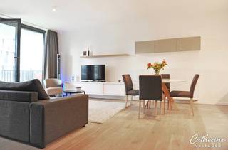 Ontdek dit instapklare, mooi afgewerkte appartement op de derde verdieping van het project Cadiz, gelegen in het bruisende hart van het Eilandje.<br /><br />U komt binnen via de inkomhal met afzonderlijk gastentoilet. De badkamer is uitgerust met een ruime inloopdouche en een modern lavabomeubel. De lichtrijke leefruimte, dankzij de grote raampartijen tot aan de vloer, sluit naadloos aan op een zonnig, zuidgericht terras – ideaal om te genieten van de buitenlucht.<br /><br />De volledig ingerichte keuken beschikt over alle hedendaags comfort en een praktische berging. Het appartement telt twee volwaardige slaapkamers. Extra opslagruimte vindt u in de privatieve kelderverdieping.<br /><br />Dit appartement is volledig gemeubeld en uitgerust met kwalitatieve huisraad, wasmachine, droogkast, handdoeken, bedlinnen, flatscreen-tv, enzovoort. De stijlvolle parketvloeren dragen bij aan het warme en huiselijke karakter.<br /><br /><strong>Huurprijs:</strong> € 1.550 per maand<br /><strong>Gemeenschappelijke kosten:</strong> € 120 per maand<br />Water, verwarming, elektriciteit en internet zijn privé te regelen.<br /><br />Ondergrondse autostaanplaats te huur voor € 120 per maand (verplicht).<br /><br />Beschikbaar vanaf 1 februari 2026.<br /><br />Mis deze unieke kans niet om te wonen in een aantrekkelijk, volledig instapklaar appartement op een toplocatie! Neem vandaag nog contact op voor een bezichtiging: Catherine - 0472 23 14 51 - welkom@catherinevastgoed.be