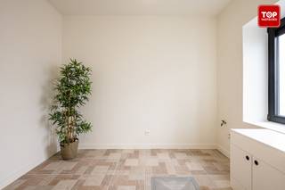 Deze prachtige totaal gerenoveerde energiezuinige gezinswoning bevindt zich in de rustige en gezellige straat Gerard Willemotlaan. Strategisch zeer goed gelegen!<br /><br />Het centrum van Mariakerke is gemakkelijk te bereiken te voet en per fiets. Daar vinden we tal van supermarkten, scholen, eet en drink gelegenheden terug. Lekker ontspannen in de natuur kan gemakkelijk via het natuurreservaat de Bourgoyen of het park Claeys-Bouüaert. Beiden zijn op wandelafstand te bereiken. <br />De woning zelf is gelegen in een fietsstraat. In minder dan 10 minuten fietsen sta je in Gent centrum, de bruisende stad. Rustig wonen dus maar toch alles dichtbij.<br />Met de auto zit je op 5 minuten van de R4, zo kan je snel de E17 en de E40 bereiken. <br /><br />De woning werd volledig gerenoveerd in 2025, dit met oog voor détail. Alles werd tot in de perfectie en hoogwaardig afgewerkt. De muren werden reeds in primer geverfd. De woning is helemaal instapklaar.<br /><br />Qua indeling word je meteen verrast bij het binnenkomen door de royale inkomhal, groot genoeg om meerdere fietsen een plek te geven, een absoluut pluspunt. Op het gelijkvloers bevindt zich de leefruimte die in verbinding staat met de keuken. Via de leefruimte heb je rechtstreeks toegang tot het terras en een mooie grote stadstuin, waar je in alle rust kan genieten van gezellige buitenmomenten.<br />Op de eerste verdieping bevinden zich de eerste slaapkamer, een berging en een badkamer met ligbad. Op de tweede verdieping zijn er nog eens twee ruime slaapkamers en de tweede badkamer met inloopdouche.<br /><br />Extra troef zijn de zonnepanelen. Dit in combinatie met de nieuwe isolatie zorgt ervoor dat deze woning een schitterende EPC score heeft. <br /><br />Deze woning is ideaal voor wie in de rand van Gent wil wonen en daarbij zowel ruimte als comfort belangrijk vindt. Door zijn praktische indeling en aangename tuin biedt dit huis alles om er een echte thuis van te maken.<br /><br />Beschikbaar bij akte.<br /><br />Contacteer Topvastgoed voor een bezoek op het nummer 0475 700 700.