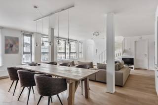 Dit ruime duplexappartement is uitstekend gelegen aan het Theaterplein, op wandelafstand van de gezellige Graanmarkt, tal van winkels, restaurants en het openbaar vervoer.<br /><br />Het appartement bevindt zich op de twee bovenste verdiepingen van het gebouw (3de en 4de verdieping) en geniet van een prachtig open zicht op het Theaterplein. Dankzij het zonnige terras en de vele raampartijen baadt het appartement in natuurlijk licht.<br /><br /><u><strong>Indeling – derde verdieping</strong></u><br /><br />Op deze verdieping bevindt zich de royale leefruimte met parketvloer en een open keuken. De keuken is volledig uitgerust met een vaatwasser, elektrische kookplaat, oven, spoelbak en een koelkast met vriesvak. Verder is er een gastentoilet en een ruime berging met aansluiting voor een wasmachine.<br /><br /><u><strong>Indeling – vierde verdieping</strong></u><br /><br />De bovenste verdieping omvat een eerste slaapkamer met ruime berging en een master bedroom. Beide slaapkamers delen een comfortabele badkamer met inloopdouche, dubbele wastafel, toilet en handdoekdroger.<br /><br />Daarnaast beschikt het appartement over een privatieve kelderberging op verdieping -1, bereikbaar met de lift.<br /><br />Individuele meters voor water, gas en elektriciteit.<br />Maandelijkse gemeenschappelijke kosten: €125,00.<br /><br />Een ruim, comfortabel en lichtrijk appartement op een absolute topligging — ideaal voor wie graag centraal woont en wil genieten van het bruisende stadsleven.<br /> 