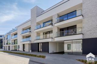 Prachtig gelijkvloers appartement met 2 slaapkamers en groot terras. Rustig gelegen in hartje Lommel.