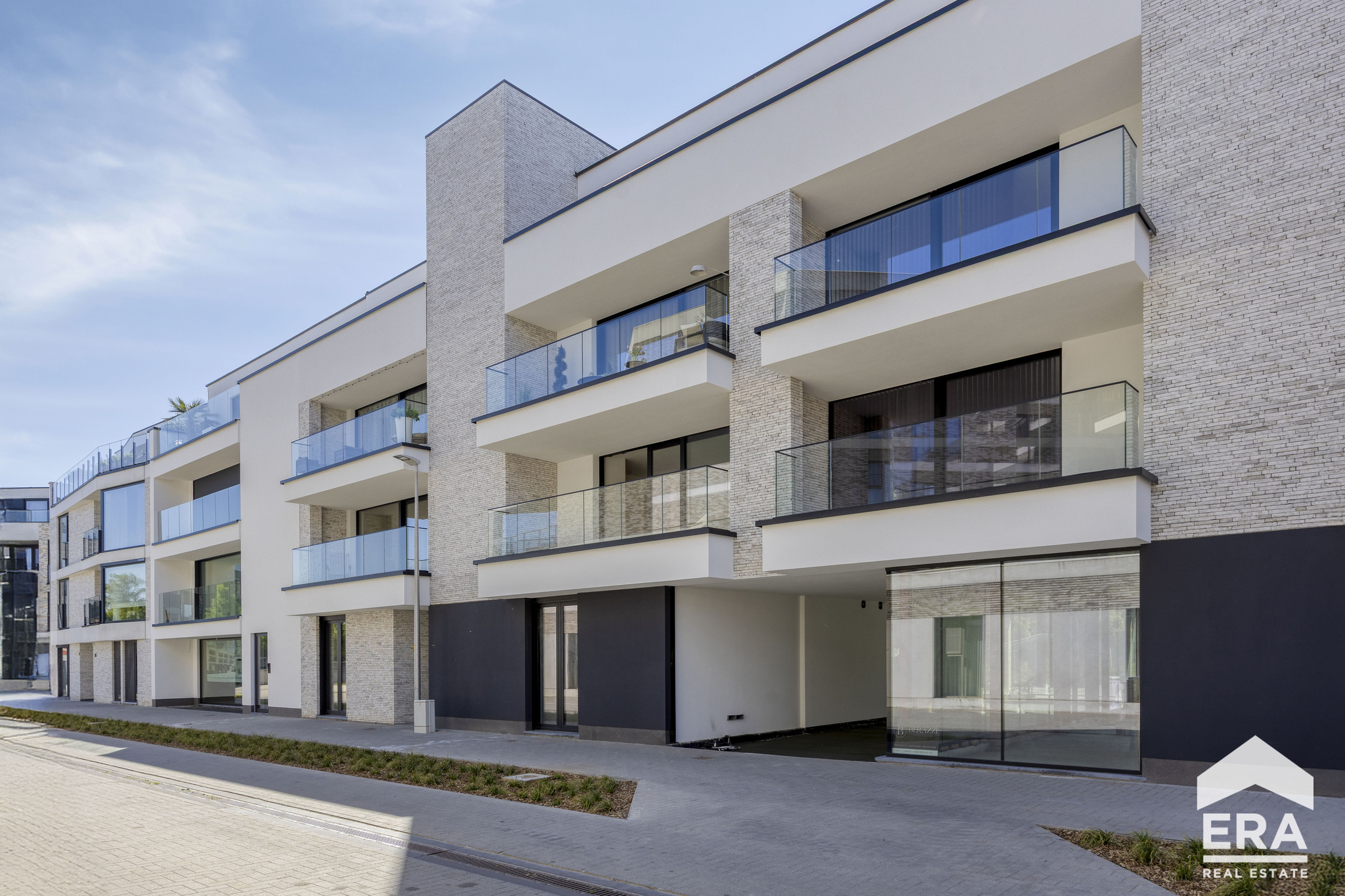 Prachtig gelijkvloers appartement met 2 slaapkamers en groot terras. Rustig gelegen in hartje Lommel.