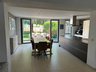 Te koop:<br />Instapklare en energiezuinige gezinswoning met zuidgerichte tuin en landelijk uitzicht. <br />We verkopen onze gerenoveerde gezinswoning: een half open bebouwing waar comfort, rust en gezinsleven perfect samenkomen. <br />De woning bevindt zich in een kindvriendelijke en autoluwe woonwijk, waar je het landelijke gevoel goed vasthouden dankzij het zicht op de achterliggende velden.<br />Tegelijkertijd bevindt de woning zich op een boogscheut van scholen, winkels en openbaar vervoer. Kortom, een goede combinatie van rust en bereikbaarheid.<br />De instapklare gezinswoning biedt vier ruime slaapkamers en twee badkamers, ideaal voor wie graag extra ruimte wil voor het hele gezin.<br /><br />Via de inkomhal met gastentoilet betreed je de lichtrijke en open leefruimte. Dit vormt het hart van het huis. Vanuit de volledig ingerichte keuken heb je prachtig zicht op de tuin (met speeltoestellen) en de achterliggende weilanden. De keuken en leefruimte vloeien naadloos in elkaar over, wat een heerlijk gevoel van ruimte creëert. <br /><br />Op de eerste verdieping bevindt zich de ruime masterbedroom – met zicht op de landelijke omgeving – en eveneens een ruime tweede slaapkamer.<br />Bovendien zijn op deze verdieping ook twee badkamers aanwezig. <br />Via de vaste trap bereik je de zolderverdieping. Hier vind je nog twee mooie kamers terug; elk met voldoende licht en bergruimte (ingemaakte kasten). <br />Alle kamers zijn uitgerust met toestellen voor airco en verwarming.<br />Bovendien zorgen de 13 zonnepanelen voor een lagere energierekening en een duurzame levensstijl.<br />Energie:<br />Energielabel B (EPC 159 kWh/m²)<br />Beschikbaar: maart/ april 2026<br />Interesse?<br />Maak dan zeker een afspraak voor de kijkdag op 6/12/2025.<br />via michielsenelke@gmail.com of 0472/33.77.79<br />GEEN IMMO<br /> <br /><br /><br /><br /><br />