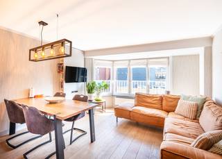 Op een rustige ligging, vlakbij zee, duinen en op wandelafstand van het centrum van Koksijde Bad, treffen we PRACHTIGE appartement met 2 slaapkamers en duurzame materialen aan in residentie Wellington. <br /><br />Dit instapklare pand onderging enkele jaren geleden een totaalrenovatie met duurzame materialen. Daarnaast geniet de leefruimte van een zuidgerichte oriëntatie waardoor het er heel aangenaam vertoeven is.<br /><br />Dit appartement werd als volgt ingedeeld: inkomhal met vestiaire | volwaardige slaapkamer met dubbel bed | volledig uitgeruste en halfopen keuken | zonnige leefruimte | volwaardige slaapkamer met ingemaakte kasten en dubbel bed | badkamer voorzien van inloopdouche en lavabo in meubel | afzonderlijk toilet.<br /><br />Verder bezit dit appartement over een privatieve kelder en een vlot toegankelijke, gemeenschappelijke fietsenberging in het gebouw. <br /><br />Op zoek naar een zonnig appartement met duurzame materialen vlakbij zee? Contacteer ons vandaag nog voor een afspraak ter plaatse!