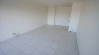 Riant, volledig gerenoveerd appartement (+/- 80 m² bewoonbare oppervlakte) op de 7de verdieping met 1 slaapkamer (+/- 15 m²) met terras (+/- 5 m²), zéér ruime en heldere living (+/- 27 m²), groot terras (+/- 11 m²) met adembenemend zicht op Tienen.<br />Compleet nieuwe keuken (+/- 10 m²) uitgerust met grote ingebouwde frigo/diepvries, ingebouwde vaatwasser, 9 kasten en 2 grote laden (met besteklade binnenin), inductiekookplaat, ingebouwde combi-over en eethoek.<br />Badkamer (+/- 5 m²) met ligbad/douche, lavabo en aansluitingen voor wasmachine. Aparte WC.<br />Hall (+/- 7,5 m²) met parlofoon, vestiairekast en bergingkast. Afgesloten kelder op verdieping -1 (+/- 8 m²).<br />Ruime beveiligde buitenparkings (met toegangscontrole) op binnenkoer voor- en achteraan gebouw. Toegang gebouw aangepast voor mindervaliden.<br />Gelegen in Residentie Beatrijs aan de Leopoldvest (ring rond Tienen), vlakbij 4 grootwarenhuizen, lijnbus voor het gebouw, centrum en treinstation op wandelafstand en op +/- 5 minuten van E40. Gemeenschappelijke tuin, beveiligde toegang met fietsenstalling.<br />Nieuwe ramen met hoog rendement dubbel glas. Zéér lage verwarmingskosten (centraal via caloriemeters): EPC 116 (label B), wat zéér energiezuinig is.<br />Elektrische installatie goedgekeurd.<br />Instapklaar en beschikbaar vanaf 01/10.<br />Huurprijs: 795 euro per maand. Maandelijks voorschot voor gemeenschappelijke kosten, warm en koud water en verwarming: 130 euro per maand met afrekening op jaarlijkse verjaardag van het huurceel.