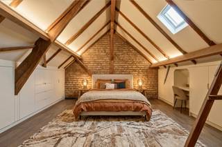 <p>Deze karakter volle centrum woning, gelegen hoekje om de vismarkt van Tessenderlo-Ham is de ideale woning voor starters of mensen die van het comfort willen genieten van het wonen in een centrum.</p>
<p>De woning werd gebouwd in 1990 beschikt over 89 m² aan bewoonbare oppervlakte en bevindt zich op een perceel van 3a 72ca. Dankzij het gunstig EPC label B, de conforme elektriciteit en voorziening van zonnepanelen is deze woning volledig mee met het vooropgestelde toekomst perspectief.<br /><br /><strong>Indeling:<br /></strong><span>Gelijkvloers</span><br />- Inkomhal met trap naar leefgedeelde (+1)<br />- Inpandige garage en extra ruimte voor polyvalent gebruik<br />- Afgesloten doorrit onder de woning naar de tuin<br /><br /><span>1<sup>ste</sup> verdieping</span><br />- Hal voorzien van toilet<br />- Open keuken aansluitend aan de lichtrijke leefruimte met balkon<br />- 2 slaapkamers gelegen achteraan de woning<br />- Badkamer voorzien van bad, douche en wastafel</p>
<p><span>Zolderverdieping</span><br />- Mits plaatsen van vaste trap in de hal, mogelijkheid tot extra slaapkamer en ensuite dressing</p>
<p><strong></strong><strong>Extra troeven:</strong><br />- Goed onderhouden tuin voorzien van terras, tuinhuis en een poortje achteraan het perceel<br />- Gunstige attesten zoals EPC, asbestattest en elektrische keuring<br />- Warmtepompen aangedreven door zonne-energie<br />- Centraal gelegen en dicht bij alle faciliteiten zoals winkels, scholen, horeca, openbaar vervoer en diverse voorzieningen.</p>
<p>Heeft u interesse in deze woning? Wacht niet te lang en contacteer ons op<span> </span><strong>013 66 62 08</strong><span> voor meer informatie.<br /><br /><em>*ai renders in de advertentie zijn louter ter illustratie</em><br /></span></p>