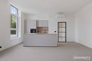 <p><span>Kom en ontdek dit prachtig appartement op zaterdag 25 april tussen 10 en 14.00 uur.</span></p><p><span>Ruim en instapklaar twee-slaapkamer-appartement met zonnig terras (28 m²) in Rumbeke</span></p><p><span>Het appartement werd volledig gerenoveerd in 2026 en biedt een hedendaags wooncomfort gecombineerd met een praktische indeling. De lichtrijke leefruimte sluit mooi aan op de open, volledig ingerichte keuken, wat zorgt voor een aangename en moderne woonbeleving.</span></p><p><span>Er zijn twee volwaardige slaapkamers en een verzorgde badkamer uitgerust met een comfortabele instapdouche. Absolute troef is het ruime terras van maar liefst 28 m², waar u in alle rust kan genieten van het buitenleven.</span></p><p><span>Verder beschikt het appartement over een handige berging, een privatieve kelderruimte, een carport en een extra parkeerplaats.</span></p><p><span>Met een EPC-score B en conforme elektriciteit is dit appartement niet alleen energiezuinig, maar ook volledig instapklaar.</span></p><p><span>Ideaal voor eigen bewoning of als interessante investering op een strategische locatie.</span></p><p><span> </span></p><p><span>Langskomen? Geef een seintje op <span>info@property-vastgoed.be</span></span><span> of 0476 46 12 87</span></p>
