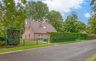 <p>In een rustige, residentiële wijk van Dilbeek, gelegen in een doodlopende straat, bevindt zich deze vrijstaande villa op een mooi perceel van 13a 29ca. De woning geniet van een aangename ligging en beschikt over een tuin met veel privacy. Een ideale plek voor wie op zoek is naar rust, ruimte en een fijne woonomgeving.</p><p>Bij het betreden van de woning komt u in de inkomhal met gastentoilet, die toegang biedt tot de lichtrijke leefruimte. Dankzij de grote raampartijen geniet deze ruimte van een overvloed aan natuurlijk licht en een aangenaam zicht op de groene omgeving. Aansluitend bevindt zich de ingerichte keuken met praktische bergplaats. De mooie veranda vormt een extra troef en laat u het hele jaar door genieten van het zicht op de tuin, in elk seizoen.<br />Het gelijkvloers beschikt verder over een slaapkamer, een douchekamer en een ruime garage met plaats voor één wagen.<br />Op de verdieping bevinden zich drie slaapkamers en een badkamer met ligbad. <br />Ook is er een stockagezolder aanwezig. </p><p>Buiten heeft deze woning heel wat te bieden. De zuidgerichte tuin is de ideale plek om in alle rust van het buitenleven te genieten. Het ruime perceel biedt volop mogelijkheden om te ontspannen, te tuinieren of gezellig samen te zijn met familie en vrienden. Je geniet er van een groene omgeving en de nodige privacy. Bovendien is het volledige perceel omheind.</p><p>Deze villa combineert een rustige en groene ligging met een praktische indeling en mooie mogelijkheden om de woning naar eigen smaak in te richten. Bovendien bevinden het station van Dilbeek, scholen en winkels zich in de nabijheid. </p><p><strong>Interesse in deze woning met ruimte, privacy en een zuidgerichte tuin? Plan uw bezoek eenvoudig in via de website van Living Stone.</strong></p>