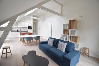 Prachtig gemeubeld appartement met veel lichtinval.Indeling: Hal met gastentoilet. Lichte leefruimte met hoge plafonds en originele houten balken...