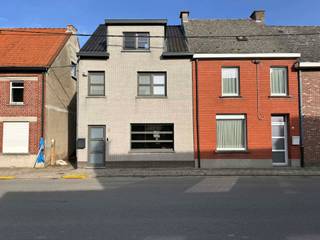 SINT LIEVENS HOUTEM - Gemeubelde gezinswoning<br /><br />Inschrijven voor het geplande bezoekmoment kan via de website => www.immoderas.be/afspraak-instructies<br /><br />De woning geniet van een rustige ligging in Sint-Lievens-Houtem, met een vlotte verbinding naar de N42 en de E40. Hierdoor zijn Gent, Aalst, Zottegem en Brussel gemakkelijk bereikbaar. Ook winkels, scholen en openbaar vervoer bevinden zich in de nabije omgeving!<br /><br />Via de inkomhal komt u terecht in de lichtrijke leefruimte met open keuken. De keuken is volledig uitgerust met een inductiekookplaat, vaatwasmachine, koelkast, stoomoven en heteluchtoven. Op het gelijkvloers bevindt zich verder een eerste badkamer met ligbad, wastafel en toilet. Daarnaast is er een praktische berging/wasruimte. De eerste verdieping telt twee ruime slaapkamers en een tweede badkamer met douche, wastafel en toilet. Op de zolderverdieping bevindt zich een derde, zeer ruime slaapkamer die tal van mogelijkheden biedt.<br /><br />Buiten geniet u van een mooie tuin met tuinhuis. Een absolute meerwaarde is de afzonderlijke bureauruimte, ideaal voor thuiswerk, een praktijkruimte of hobbyruimte.<br /><br />Deze woning wordt volledig bemeubeld aangeboden, om een lijst te ontvangen van de aanwezige meubels/toestellen of een bezoek in te plannen -> aarzel niet en stuur een mail naar siegervanderstraeten@immoderas.be