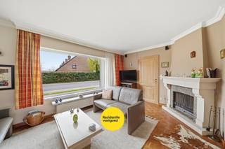 KIJKDAG ZATERDAG 16 MEI (OP AFSPRAAK)<br /><br />Deze verzorgde halfopen woning is gelegen in het rustige en groene Koolkerke, vlakbij de Damse Vaart. De woning bevindt zich op een perceel van 300 m² en biedt een praktische indeling met tal van troeven, waaronder zonnepanelen met groenestroomcertificaten, een zonnige tuin en voldoende parkeergelegenheid.<br /><br />Via de inkomhal met gastentoilet betreedt u de lichtrijke leefruimte, afgewerkt met een warme eiken parketvloer en voorzien van een open haard. Aansluitend bevindt zich de ingerichte keuken en een praktische berging. De veranda vormt een aangename overgang naar de tuin en geeft toegang tot de wasplaats en het terras. Verder is er nog een inpandige garage met sectionale poort.<br /><br />Op de eerste verdieping geeft de nachthal toegang tot drie volwaardige slaapkamers, waarvan één met lavabo. De badkamer is uitgerust met een douche, lavabo en toilet. Daarnaast is er een aparte berging.<br /><br />Er zijn 2 ruime geïsoleerde zolders, de ene is toegankelijk via de eerste verdieping en de ander via de garage. Beide zijn voorzien van elektriciteit en dakisolatie - ideaal als extra bergruimte.<br /><br />De woning beschikt over een ruime oprit. De zuidgerichte tuin is volledig omheind, beschikt over een praktisch tuinhuis en een zonnig terras.<br /><br />De locatie biedt een vlotte bereikbaarheid via het openbaar vervoer.<br /><br />Interesse? Contacteer ons en plan uw bezoek in!<br /><br />De vermelde prijs is een richtprijs; elk bod, zowel hoger als lager, wordt voorgelegd aan de eigenaar, die zich het recht voorbehoudt dit te aanvaarden of te weigeren.<br /><br />Neem voorsprong met een vrijblijvende en gratis schatting van uw eigendom via:<br />www.residentievastgoed.be/gratisonlineschatten