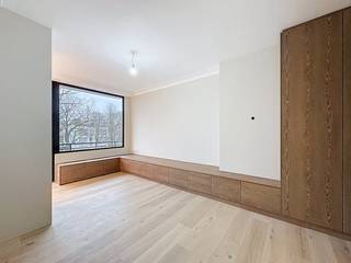 "Een toplocatie die alles biedt" De studio is gelegen in de gegeerde Pulhof-wijk, een buurt die bekend staat om haar rustige, residentiële karakter en overvloed aan groen. Op wandelafstand vindt u het prachtige Park Middelheim en Park Den Brandt, ideaal voor een wandeling of sportieve ontspanning.Voor de dagelijkse boodschappen hoeft u niet ver te zoeken: diverse supermarkten, bakkers en lokale speciaalzaken bevinden zich 'om de hoek'. Bovendien geniet u van een uitstekende bereikbaarheid; met de fiets of het openbaar vervoer staat u in een mum van tijd in het centrum van Antwerpen, en de oprit van de E19 en A12 is slechts enkele minuten rijden.Indeling:- inkom met inbouwkasten- apart toilet- open leefruimte- slaapkamer voorzien van een inbouwbed met lades- badkamer- keuken voorzien van alle comfort- terrasExtra troeven:- lift- ingebouwde kasten - uitstekende mobiscore: 9,0/10- zeer goed EPC label B- fietsenberging- privatieve kelderbergingDe maandelijkse kosten worden nog geraamd en zijn nog nader te bepalen, deze omvatten water, verwarming en kosten gemene delen.Bent u geïnteresseerd in dit appartement te huur in Wilrijk? Aarzel dan niet om een bezoekaanvraag in te dienen op onze website, dit kan via de daar voorziene rode balk. Wenst u uw eigendom ook te huur of te koop te stellen? We helpen u graag verder. Steeds tot uw dienst om u verder te helpen met al uw vragen over vastgoed!