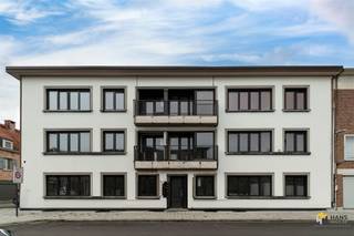 <p><span>Op een ideale locatie in Edegem - rustig maar toch vlakbij het centrum - treffen we dit instapklare appartement, dat deel uitmaakt van een vernieuwd hoekgebouw bestaande uit 6 wooneenheden. Het gehele pand is zonet volledig gerenoveerd en er zijn kosten noch moeite gespaard om het geheel tot in de puntjes af te werken met kwalitatieve materialen. Het dak en de ramen zijn vernieuwd en ook is er in elk appartement een nieuwe condensatieketel geïnstalleerd. Verder is de elektriciteit conform en de gevel is volledig gerenoveerd. Kortom: een zorgeloze aankoop waarin je meteen je intrek kan nemen!</span></p><p><span> </span></p><p><span>Het appartement heeft een totale oppervlakte van ca. 60 m² en beschikt over 2 volwaardige slaapkamers. De open keuken is volledig uitgerust met toestellen van Siemens en is voorzien van een composieten werkblad.  De compacte badkamer is voorzien van een douche, lavabomeubel, wc en handdoekdroger.</span></p><p><span> </span></p><p><span>Tot slot beschikt het pand nog over een privatieve kelderberging en fietsenberging. De meters voor water, gas en elektriciteit zijn apart. Bewoonbare opp. 60 m² ref.: bruto vloeropp. EPC-certificaat. Voor meer info of een gratis schatting surf naar www.hansimmo.be</span></p><p><span> </span></p>