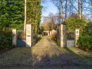 GELIJKVLOERS<br />Inkomhal 18 m² op Bourgondische dal.<br />Living 91 m² op Bourgondische dal <br />Bureel 15 m² op Bourgondische dal.<br />Wasplaats 18 m² met uitgietbak en douche.<br />Keuken 22 m² op tegel met ontbijthoek, heteluchtoven, dubbele spoelbak, ingebouwde friteurse.<br />Garage 75 m² op tegel met automatische toegangspoort, uitgietbak en toilet.<br /><br />Tuin met tuinverlichting en vijver.<br />Overdekt terras 25 m² met berging 8 m² en wijnberging 14 m².<br /><br />1STE VERDIEPING<br />Overloop 14 m² op parket met nachttoilet.<br />Hoofdslaapkamer 27 m² op parket met ingebouwde kasten.<br />Hoofdbadkamer 13 m² op tegel met douche en enkele lavabo.<br />2de slaapkamer 20 m² op parket met lavabo.<br />3de slaapkamer 23 m² op parket met lavabo.<br /><br />BIJZONDERHEDEN<br />De vermelde “bewoonbare oppervlakte” is gebaseerd op de “bruikbare vloeroppervlakte” zoals vermeld in het EPC.<br />Deze woning valt onder de renovatieplicht. Binnen de 6 jaar na aankoop dient deze energetisch gerenoveerd te worden naar minstens een EPC score D.<br />Plafondhoogte 3 meter, kruipruimte onder de volledige woning, waterzuivering.<br /><br />POSITIEVE PUNTEN<br />Rustig gelegen<br />Veel privacy <br />Mooie parktuin met prachtige planten en bomenopstand