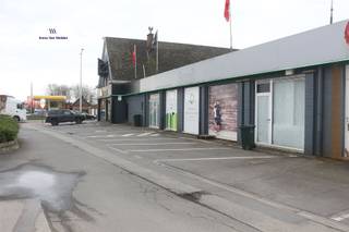 Handelsruimte (278m²) langsheen N60 : uiterst commercieel gelegen met ruime parkeergelegenheid achteraan (ruim 30 parkeerplaatsen). Dienstig...