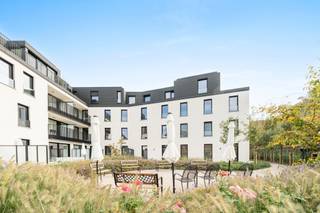 Op de hoek van de Kortrijkstraat en de Harelbeekstraat, vind je residentie Sint-Amandus: een prachtig nieuwbouwproject met 23 appartementen en 2 handelsruimtes. - Reeds 50% verkocht! - Dankzij de centrale ligging vlak bij de markt geniet je hier van alle voorzieningen binnen handbereik – van bakker en slager tot gezellige eetgelegenheden en winkels.<br /><br />De appartementen zijn ruim, licht en afgewerkt met duurzame kwaliteitsmaterialen. Grote raampartijen zorgen voor overvloedig daglicht en geven uit op een prachtige, groene binnentuin. De zonnige terrassen (tot wel 36 m²) bieden een heerlijke plek om te ontspannen met zicht op deze oase van rust.<br /><br /><br />Enkele sterke troeven:<br />- afwerking volledig naar eigen smaak en voorkeur<br />- energiezuinig en duurzaam<br />- mogelijkheid tot aankoop van een ondergrondse autostaanplaats met laadpunt<br />- winkels en faciliteiten op wandelafstand<br />- prachtige binnentuin als groene long<br /><br />✨ Bovendien kan je bij aankoop van dit appartement genieten van het verlaagde btw-tarief van 6% – een unieke kans om betaalbaar te investeren in kwalitatief wonen!<br /><br />Reserveer nu één van de laatste plaatsen:<br />📞 Guido – 0475 70 36 19