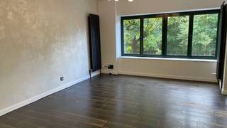 Dit prachtige appartement in Antwerpen is een ideaal startersappartement of voor een single die nergens ooit last van wil hebben. Gelegen aan het Boekenbergpark op het hippe Deurne Zuid in een gegeerde straat met bomen ( die niet op de kaplijst staan). <br />Het appartement is een drietal jaren volledig gerenoveerd en bewoond geweest door de eigenaar. De keuzes zijn een beetje a-typisch<br /> ( natuursteen in badkamer en toilet - uitgebreide keuken - inbouwverlichting aan plafonds....) <br />Het appartement is 78 vierkante meter op het eerste verdiep met 2 slaapkamers en heeft nog een bureau op het gelijkvloers van 8 m³. <br /><br />Het appartement beschikt over een mooi terras waar je kunt genieten van het uitzicht op de grote tuin. <br />Het energielabel van het appartement is B, wat betekent dat het goed geïsoleerd is en energiezuinig. <br /><br />Dit appartement is ideaal gelegen in Deurne Zuid, dicht bij alle voorzieningen zoals winkels, restaurants en openbaar vervoer. Het is de perfecte plek om te genieten van het stadsleven, terwijl je toch rust en privacy hebt.<br />Slechts 2 appartementen in het gebouw: dus nauwelijks gezamenlijke kosten. <br />Een toppertje !