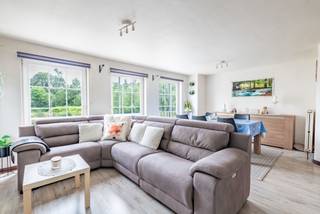 2-slaapkamer appartement met terras te Mol.

Op zoek naar een centraal gelegen appartement met alle voorzieningen binnen handbereik? Dit appartement op de eerste verdieping combineert comfortabele ruimtes met een gunstige ligging in Mol.

De indeling biedt een ruime living met eetkamer, een functionele keuken met aanpalende berging, twee slaapkamers, een badkamer met douche in bad, een apart toilet en een terras aan de achterzijde waar je in alle rust kan genieten.

Dankzij de centrale ligging bevinden winkels, horeca en openbaar vervoer zich op wandelafstand. Ideaal voor eigen bewoning of als interessante investering!

Interesse? Contacteer ons voor een bezichtiging en ontdek zelf de troeven van dit appartement!
Vermelde afmetingen/oppervlakten zijn indicatief. Oppervlakten conform EPC.