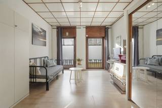 <p><span>Interessante opbrengsteigendom op een toplocatie vlak aan de zeedijk, de jachthaven en het winkel-wandelgebied. </span></p><p><span>In deze kleinschalige residentie vinden we op de eerste verdieping de gezellig ingerichte studio met balkon. </span></p><p><span>De zonnige leefruimte telt grote ramen die het maximum aan licht laten binnenvallen. </span></p><p><span>In het salongedeelte geniet u van alle comfort en veel bergruimte. </span></p><p><span>De zetel kan u omvormen tot een bed alsook kan u gebruik maken van de bedkast met 2-persoonsbed. </span></p><p><span>De geriefelijke keuken biedt u werkblad, kasten, een frigo, microgolf, gasvuur en een dampkap.</span></p><p><span>In de natuurlijk te verluchten badkamer vinden we een douche, toilet en lavabo. </span></p><p><span>De studio wordt verwarmd op gas en is afgewerkt met houten raamprofielen met voornamelijk dubbele beglazing en rolluiken. </span></p><p><span>Dit pand is volledig conform voor vakantieverhuur en beschikt over een brandveiligheidsattest en een blanco elektrische keuring. </span></p><p><span>U kan gebruik maken van de handige berging op de hal alsook van de grote gemeenschappelijke kelder. </span></p><p><span>Fijne troef is de kleinschalige residentie met slechts 3 appartementen en de lage algemene kosten (geen syndicus en geen lift).</span></p>