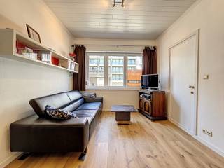 Dit appartement is gelegen in een kleinschalige residentie op een uitstekende centrale ligging in Nieuwpoort-Bad, op slechts enkele stappen van het strand, de winkels en het openbaar vervoer. Dankzij deze toplocatie is het appartement niet alleen ideaal als tweede verblijf, maar ook bijzonder interessant als investering met een mooi verhuurpotentieel.<br />De indeling omvat een lichtrijke woonkamer met ingerichte keuken, een ruime slaapkamer en een badkamer voorzien van een ligbad, wastafel en toilet.<br />Inclusief in de prijs, een afgesloten garagebox met elektrische poort (ca. 5,66 m x 2,98 m) met privéparkeerplaats voor de garage, evenals een privatieve kelder op niveau -2 met exclusief gebruiks- en genotsrecht.<br />Enkele foto's in deze publicatie werden digitaal ingericht a.d.h.v. renders. Deze visualisaties tonen inrichtingsmogelijkheden van het appartement en dienen uitsluitend ter illustratie.