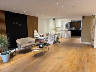 Winkelruimte ca. 86 m² - met pashokje en toilet - parketKeuken ca. 8 m² - met kastjes, kookplaat en spoeltafelBureel ca. 12 m² - parketStockruimte /...