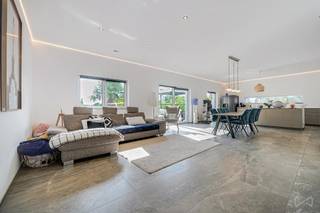 We Invest Hesbaye biedt u dit prachtige appartement uit 2023 aan.Dit appartement, gelegen op een steenworp afstand van de snelweg, beschikt over een...