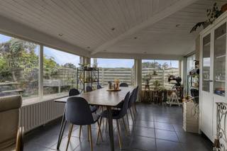 <p>Welkom in deze charmante woning te Herselt, waar comfort en stijl samenkomen in een zeer groene omgeving. Dit huis biedt een ruime leefruimte met een warme en uitnodigende sfeer. De ruime keuken, voorzien van veel werkblad en kastruimte, is een droom voor elke kookliefhebber.</p><p>Geniet van de rust in de lichte en open woonkamer, perfect voor gezinsontspanning of het ontvangen van gasten. De grote raampartijen laten volop natuurlijk licht binnen, waardoor de ruimte altijd helder en vrolijk aanvoelt.</p><p>Deze woning telt 2 badkamers waarvan 1 voorzien met een ligbad op het gelijkvloers met een groot en zeer gerieflijk lavabomeubel. Naast de badkamer op het gelijkvloers kunt u het eerste van twee toiletten terugvinden.</p><p>De stijlvolle tweede badkamer op de 1ste verdieping is uitgerust met dubbele wastafels, toilet en een comfortabele inloopdouche, ideaal voor uw dagelijkse routine. Het huis beschikt ook over een handige wasruimte (ook uitgerust met douche) die veel extra opbergruimte biedt.</p><p>Buiten vindt u een ruim terras met indien u dit wenst een prachtig uitzicht op de groene omgeving, een ideale plek voor buitenmaaltijden of om eenvoudigweg te ontspannen. De indeling van de op te frissen tuin laat veel vrijheid voor persoonlijke invulling, of het nu gaat om tuinieren of het creëren van een speelruimte (zwembad, schommel, trampoline) voor kinderen.</p><p>Met parkeergelegenheid voor 5 wagens voor de deur, biedt dit huis u alle mogelijkheden privé als gecombineerd met een zelfstandige zaak. De ligging, de oriëntatie, het uitzicht, de binnen en buiten ruimte en het natuurlijk licht zijn maar enkele van de vele troeven die deze woning u te bieden heeft.</p><p>Wacht dus niet te lang en kom en ontdek het enorme potentieel van deze unieke woning in Herselt.</p><p><i><strong>Voor meer info en een helder bezoek mag u Bert telefonisch contacteren op het nummer 0496/33.24.56 en mailen naar Bert@maximm.be.</strong></i></p>