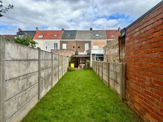 <p><span><strong>Te renoveren rijwoning met diepe tuin in het centrum van Duffel</strong></span></p><p><span>Bent u op zoek naar een woning die u volledig naar eigen smaak kunt renoveren? Dan is deze te renoveren rijwoning, gelegen in het centrum van Duffel, een uitstekende opportuniteit.</span></p><p><span>Op het gelijkvloers bevindt zich een aangename woonkamer, aansluitend een keuken, een badkamer en een praktische wasplaats. Op de eerste verdieping zijn er twee volwaardige slaapkamers. Bovendien beschikt de woning over een ruime zolder die, mits de nodige aanpassingen, perfect kan worden ingericht als derde slaapkamer, hobbyruimte of thuisbureau.</span></p><p><span>Een absolute troef is de diepe tuin, waar u in alle rust kunt genieten van het buitenleven. Achteraan de tuin is er een handige achteruitgang, ideaal om met de fiets of te voet vlot toegang te krijgen.</span></p><p><span>Dankzij de centrale ligging bevinden winkels, scholen, openbaar vervoer en andere voorzieningen zich op wandelafstand. Met de juiste renovatie biedt deze woning alle mogelijkheden om uit te groeien tot een comfortabele gezinswoning of een interessante investering.</span></p><br />