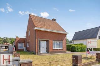 <p><strong>Te renoveren woning met veel mogelijkheden in het landelijke Poederlee.</strong><br /><br />De woning heeft volgende indeling: Op het gelijkvloers bevindt zich een inkomhal, ruime leefruimte, keuken (met kelder), tweede leefruimte die eventueel in te richten is als leefkeuken en een badkamer die recent vernieuwd werd. Grenzen aan de woning bevindt zich een grote veranda die bij renovatie aan de woonruimte kan toegevoegd worden. Op de eerste verdieping bevinden zich de drie slaapkamers, een kleine bergruimte en de toegang tot de zolder.</p>
<p>De woning is structureel zeer goed in orde, maar dient gerenoveerd te worden om aan de moderne eisen en de renovatieplicht te voldoen.<br />Het mooie perceel van 920m² garandeert voldoende rust en privacy en beschikt over een ruime bakstenen garage met werkhuis.<br /><br />Het pand is gelegen op een mooie locatie, vlak bij het centrum van Poederlee. Ideaal voor mensen die op zoek zijn naar een landelijke gemeente, maar met een vlotte verbinding naar alle invalswegen en omliggende steden en gemeenten.<br /><br />Troeven van de woning:<br />- Duidelijk basis om de renovatie aan te vatten;<br />- Uitbreidingsmogelijkheden;<br />- Ruim perceel;<br />- Vlakbij het centrum en een goede verbinding met omliggende gemeenten;<br /><br />Voor meer informatie of een afspraak ter plaatse kan u steeds contact opnemen met philippe@hemeldonckvastgoed.be of 014/89.66.26.</p>