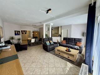 Centraal gelegen, Instapklaar Appartement met Tuin en Garage<br />Op zoek naar een instapklaar comfortabel appartement op een uiterst centrale locatie? Ontdek dit perfect onderhouden, instapklare appartement op de begane grond, gelegen in een modern gebouw op de strategische hoek van de Oude Bosuilbaan en de Jan Welterslaan.<br /><br />Toplocatie met Maximale Bereikbaarheid<br />Deze centrale ligging biedt u het beste van twee werelden. U geniet van een vlotte bereikbaarheid en alle dagelijkse voorzieningen liggen letterlijk op wandelafstand: van supermarkten, scholen en artsenpraktijken tot apotheken. Bovendien zorgen bus- en tramhaltes in de directe omgeving voor een moeiteloze verplaatsing.<br /><br />De Unieke Meerwaarde: Buitenleven op de Begane Grond <br />Dit appartement onderscheidt zich door zijn riante en sfeervolle buitenruimte. Geniet van de buitenlucht op het fraai aangelegde privéterras dat naadloos overgaat in een eigen tuintje. Achter in de tuin vindt u een uitzonderlijk ruime, gemetselde berging, voorzien van elektriciteit en verlichting. Dit is de perfecte plek voor extra opslag, een hobbyruimte of een privé-atelier – een absolute en zeldzame troef bij een appartement!<br /><br />Licht, Ruimte en Kwaliteit Binnenin <br />Bij binnenkomst wordt u verwelkomd in een brede, elegante inkomhal met een ingebouwde vestiairekast. Deze leidt u naar de lichte en ruime woonkamer met een open leefkeuken. De keuken is voorzien van hoogwaardige inbouwapparatuur, waaronder een inductiekookplaat, dampkap, oven, vaatwasser en een anderhalve spoelbak. De aparte koelkast (nieuw!) is eveneens inbegrepen! De grote raampartijen in de leefruimte en slaapkamers zijn allen voorzien van rolluiken, wat zorgt voor optimale privacy en comfort.<br />Het appartement beschikt over twee comfortabele slaapkamers:<br />De grootste slaapkamer bevindt zich aan de rustige achterzijde, eveneens met rolluik.<br />De tweede, kleinere slaapkamer is bereikbaar vanuit de woonkamer.<br /><br />De volledig betegelde badkamer is functioneel en stijlvol uitgerust met een ligbad, een aparte douche en een elegant lavabomeubel. Naast de keuken vindt u een handige, ruime berging, ideaal voor uw wasmachine, droger en de cv-ketel.<br /><br />Hoogtepunten en Comfort:<br />-twee Slaapkamers (een grote en een kleinere)<br />-volledige privacy en comfort dankzij overal aanwezige rolluiken.<br />-open leefkeuken met alle moderne apparatuur.<br />-unieke Gemetste Berging in de tuin.<br />-garagebox: Gelegen in de ondergrondse kelder, verplicht aan te kopen voor € 25.000. Dit garandeert zorgeloos parkeren.<br /><br />Klinkt dit als uw nieuwe thuis, waar buitenleven, comfort en centraliteit samenkomen? Plan vandaag nog uw bezoek en ontdek het zelf! Wij helpen u maar al te graag verder tijdens een persoonlijke rondleiding.<br />