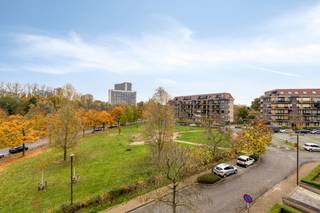 Ruim en lichtrijk appartement met twee terrassen en uitzicht op het Vijverpark aan de rand van Anderlecht 🌿Ontdek dit aangename, goed gelegen...