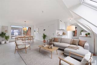 Dit ruim nieuwbouwappartement bevindt zich op het Provenplein in het hart van Proven, een deelgemeente van Poperinge.Het appartement bevindt zich op wandelafstand van een bakker, slager, school, supermarkt... waardoor allerlei verschillende faciliteiten beschikbaar zijn.Indeling:V+2: Inkomhal - apart toilet - leefruimte met open keuken en een aparte bureauruimte - hal - 2 slaapkamers - badkamer voorzien van wasmeubel, douche en ligbad - 2 terrassenGLV: GarageboxExtra's:* EPC: A* Bestuursmaatregelen in het maatregelenregister: nee* Nieuwbouw met mogelijkheid tot aankopen aan 6% BTW* Mogelijkheid tot aankopen van een eigen garagebox voor €25.000* CV op gas met radiatoren* 2 terrassen