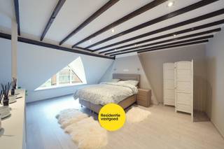 In het hart van het gezellige Mariakerke, op wandelafstand van winkels, scholen, openbaar vervoer en het strand, bevindt zich deze charmante gesloten bebouwing met een knusse koer. De woning ademt karakter en werd met zorg onderhouden, waardoor ze vandaag een mooi evenwicht biedt tussen authentieke charme en hedendaags wooncomfort.<br /><br />Bij het binnenkomen valt meteen de aangename sfeer op. De inkomhal leidt je naar de gezellige eetplaats en de lichtrijke leefruimte, waar warme laminaatvloeren en een sfeervolle schouw zorgen voor een huiselijk gevoel. De volledig uitgeruste keuken sluit hier perfect op aan en is voorzien van alle nodige toestellen om dagelijks comfort te garanderen. Achteraan de woning bevindt zich een praktische wasplaats met lavabo, toilet en aansluiting voor wasmachine, met rechtstreekse toegang tot de gezellige, onderhoudsvriendelijke koer — een fijne plek om buiten te genieten in alle rust.<br /><br />Op de eerste verdieping bevinden zich twee ruime en verzorgde slaapkamers, een apart toilet en een badkamer met douche, lavabo en bidet. De zolderverdieping werd ingericht als derde slaapkamer met extra dressingruimte, ideaal voor wie houdt van comfort en ruimte.<br /><br />Deze woning combineert de charme van weleer met energiezuinig wonen, in een rustige buurt vlak bij alles wat Mariakerke te bieden heeft. Een ideale plek voor wie op zoek is naar een warme thuis dicht bij zee!<br /><br />Interesse? Contacteer ons en plan uw bezoek in!