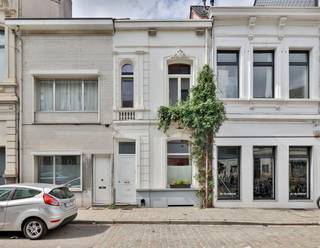 Locatie<br />Gelegen in de Kleinehondstraat, een rustige zijstraat van de levendige Dageraadplaats, bevindt deze woning zich in het hart van de hippe Zurenborgwijk. Dankzij de uitstekende bereikbaarheid naar het centrum, de Ring en het openbaar vervoer (Station Berchem, tram en bus) geniet u hier van een ideale combinatie van rust en stadsleven. Groot aanbod aan scholen in de buurt. <br />De woning is beschikbaar vanaf 1 maart.<br /><br />Indeling<br />Op het gelijkvloers betreden we de woning via de originele inkomhal met authentieke vloertegels. De open leefruimte bestaat uit een gezellige zithoek aan de straatzijde die naadloos overgaat in de eetruimte. Aansluitend bevindt zich de lichtrijke, volledig uitgeruste keuken met veel bergruimte. Vanuit de keuken heeft u toegang tot het westgerichte stadsterras van 10 m².<br />Op de eerste verdieping bevindt zich een royale slaapkamer van 16,5 m² met veel natuurlijke lichtinval en uitzicht op de Sint-Norbertuskerk. Daarnaast is er een ruime badkamer van 10 m².<br />De tweede verdieping beschikt over twee extra slaapkamers:<br />•Een grote slaapkamer van 16,5 m² met een extra mezzanine (ideaal als slaapruimte, zithoek of bergruimte)<br />•Een derde slaapkamer van 9,5 m²<br />Tot slot is er een praktische kelder aanwezig.<br /><br />Bijzonderheden<br />•Energiezuinig (EPC B – 192 kWh/m²)<br />•Zonnepanelen met batterij (lagere energiekosten)<br />•Individuele meters<br />•CV op gas<br />•Mobiscore 9,6/10