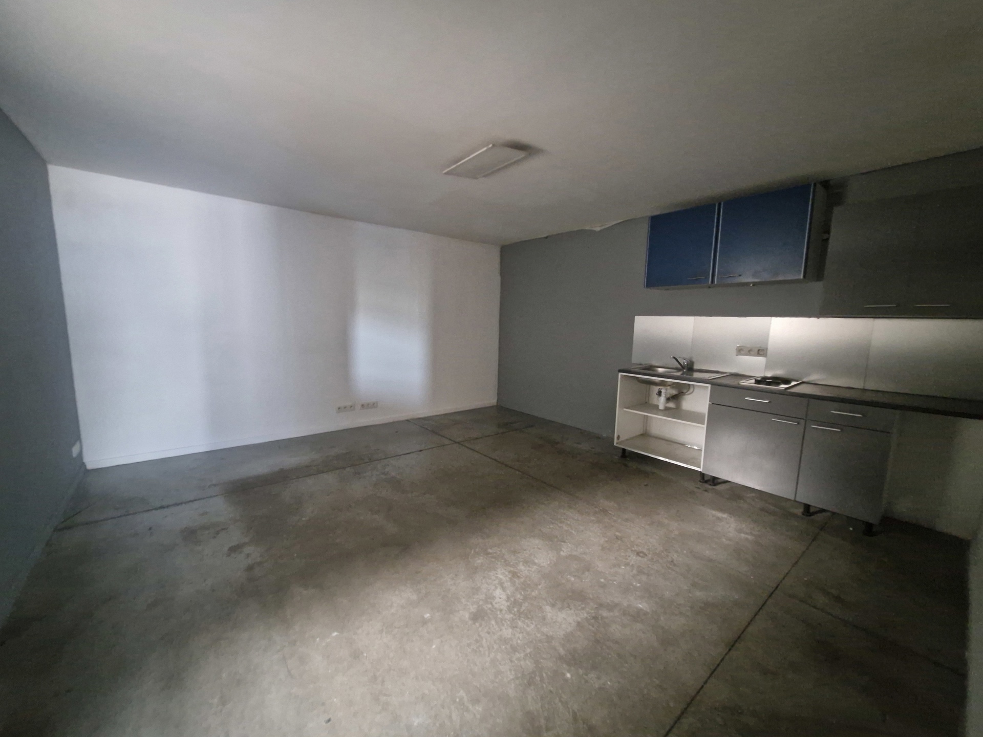 Magazijn + kantoren 770 m² te huur - Achêne / E411 Bedrijventerrein - foto 4