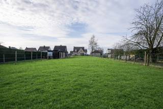 Op zoek naar een landelijke woning waar comfort, ruimte en natuur harmonieus samenkomen?<br />Deze prachtige villa met weides, vijf stallen en garage verdient absoluut uw bezoek. U betreedt de woning via een uitnodigende inkomhal die uitkomt in een uitzonderlijk ruime, lichtrijke leefruimte, waar grote raampartijen zorgen voor een open en warme sfeer en naadloos doorvloeien naar de keuken.<br /><br />Aansluitend bevindt zich een praktische berging/wasplaats met aansluitingen voor wasmachine en droogkast. Op het gelijkvloers is er bovendien een extra kamer, momenteel ingericht als bureau, maar perfect inzetbaar als slaapkamer of hobbyruimte.<br />Op de eerste verdieping zijn er op heden twee zeer ruime slaapkamers, een kinderkamer, een badkamer, een riante dressing, extra bergruimte en toegang tot een grote zolder.<br /><br />Buiten ontvouwt zich een fijne leefomgeving met een grote en een kleinere weide, vijf stallen en een royale tuin waar een recent aangeplante haag voor aangename privacy zorgt. De doorlopende oprit loopt langs de woning tot aan de weides, bijzonder handig voor het laden van dieren, hooi of stro, terwijl de ruime oprit voor de woning en de elektrische poort een vlotte en veilige toegang bieden.<br />De garage biedt plaats aan één wagen en extra bergruimte. Tot slot zorgen zonnepanelen en warmtepompen voor een energiezuinige toets. Deze villa verenigt het beste van landelijk wonen met hedendaags comfort en is helemaal klaar voor haar nieuwe bewoners.