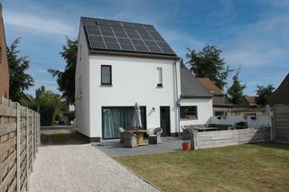 Deze verzorgde open bebouwing in Zerkegem biedt een uitstekende bereikbaarheid en alle comfort voor een hedendaags gezinsleven. De woning beschikt over een lichtrijke leefruimte met parketvloer en een moderne, volledig uitgeruste keuken die uitgeeft op de tuin. Dankzij de zuidelijke oriëntatie geniet u hier optimaal van de zon. Verder zijn er vier volwaardige slaapkamers, een praktische dressing, wasplaats en kelder. De badkamer is stijlvol ingericht en de indeling van de woning is functioneel en aangenaam.<br /><br />Met een bewoonbare oppervlakte van 184 m² op een perceel van 531 m² combineert deze woning ruimte, comfort en een goede ligging.<br /><br />Voor meer informatie of een vrijblijvend bezoek contacteer Mitch 0470 13 14 00.