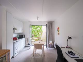Zeldzaam aanbod - 9 studio’s en 1 appartement op een strategische ligging nabij het befaamde Miljoenenkwartier.<br /><br />De 9 studio’s variëren in oppervlakte van 25 m² tot 40 m² en bieden elk een aangenaam volume met een leefruimte, eetplaats, slaaphoek, open kitchenette en douchekamer. Het appartement gelegen op de derde verdieping telt 2 slaapkamers en beslaat 70 m² bewoonbare oppervlakte.<br /><br />Op het gelijkvloers bevindt zich een gemeenschappelijke fietsenberging en vuilnisberging.<br /><br />De units realiseren een interessant rendement dankzij hun strategische ligging, de verzorgde staat en de aangename lichtinval, wat zorgt voor een constante bezetting.<br />Ze beschikken over gunstige EPC-scores variërend van 202 kWh/m²/jaar tot 294 kWh/m²/jaar en geldige conformiteitsattesten zodat u zorgeloos kan verhuren.<br /><br />Uiterlijk bij akte zullen conforme keuringsattesten elektriciteit worden afgeleverd, de asbestattesten zijn in aanvraag.<br /><br />Ook op vlak van mobiliteit is de ligging bijzonder interessant, met het station Gent-Sint-Pieters, het stadscentrum en belangrijke invalswegen op wandel- en fietsafstand.<br /><br />Een sterke investeringsopportuniteit, gedragen door de aanhoudende vraag en het beperkte aanbod aan kwalitatieve studio’s op de Gentse vastgoedmarkt.