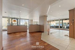 Voor meer info en foto’s, surf naar www.swevers.be – Dit handelspand in het bruisende Beringen biedt een sterke commerciële opportuniteit op een goed bereikbare locatie, op slechts 4 km van de snelwegen. Het pand dateert van 1994 en bevindt zich in op te frissen staat. De handelsruimte op het gelijkvloers omvat 149,87 m² en vormt een open en flexibel in te richten geheel, geschikt voor winkel, praktijk of dienstverlening. Aansluitend bevinden zich ruime kantoorruimtes van 142,57 m², ideaal als burelen, vergaderzaal of administratieve ondersteuning. Op de eerste verdieping is er bijkomende kantoorruimte van 74,92 m², perfect als aparte werkzone of directiekantoor.<br />Verder beschikt het gebouw over vier afzonderlijke toiletten en een praktische kelder van 44,36 m² voor stockage, archief of technische installaties. De ligging is een absolute troef: openbaar vervoer op 60 meter, scholen op 600 meter, ontspanning op 10 meter, restaurants op 100 meter en winkels op 200 meter. Deze centrale omgeving zorgt voor visibiliteit en constante passage.<br />Dankzij de combinatie van ruimte, duidelijke indeling en strategische ligging biedt dit pand een solide basis voor ondernemers die willen groeien. Met een gerichte opfrissing kan hier een hedendaagse handelszaak worden uitgebouwd, volledig afgestemd op eigen noden en visie. Voor meer informatie, bel 011 255 155. Bron bewoonbare oppervlakte: EPC – verslag.