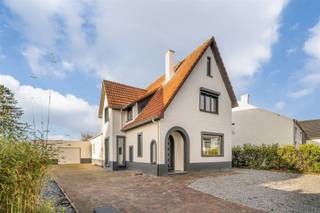 <p><span>Instapklare woning te Lanaken</span></p><p><span> </span></p><p><span>Nabij het centrum van Lanaken en op een steenworp afstand van Domein Pietersheim kan u deze gerenoveerde woning terugvinden. De woning dateert van 1954 en heeft de afgelopen jaren een totaalrenovatie ondergaan. Er zijn 3 slaapkamers, 2 badkamers en 2 toiletten aanwezig. De woning ligt op een perceel van 11a73ca dat zuidwest georiënteerd is. Tot slot is de woning op enkele autominuten verwijderd van de Nederlandse grens met Maastricht. </span></p><p><span> </span></p><p><span>Volgende vernieuwingen zijn reeds gedaan: </span></p><p><span>- De woning is volledig gestript; </span></p><p><span>- leidingen elektriciteit, gas en water zijn vernieuwd; </span></p><p><span>- de eigenaar heeft nieuwe radiatoren geplaatst;</span></p><p><span>- nieuwe keuken en badkamers;</span></p><p><span>- men heeft het gras geëgaliseerd;</span></p><p><span>- aanpassingen i.f.v. verbeteren energiezuinigheid: vloeren voorzien van isolatie, plaatsing hoogrendementsketel en plaatsing raampartijen met driedubbel glas.</span></p><p><span> </span></p><p><span>Pluspunten van de woning: </span></p><p><span>- De woning ligt in een verzorgde, rustige en kindvriendelijke woonwijk naast Domein Pietersheim;</span></p><p><span>- goede verbinding met Lanaken centrum, Maasmechelen, Zutendaal en Maastricht (NL); </span></p><p><span>- vernieuwingen: volledig gestript, leidingen (elektriciteit, gas en water), radiatoren, badkamers, keuken, achtertuin, vloeren, verwarmingsketel ...;</span></p><p><span>- grondoppervlakte van 11a73ca; </span></p><p><span>- de tuin is zuidwest georiënteerd;</span></p><p><span>- de woning telt 3 slaapkamers, 2 badkamers en 2 toiletten; </span></p><p><span>- veel natuurlijk lichtinval door groot aantal raampartijen;</span></p><p><span>- EPC label C = geen renovatieverplichting; </span></p><p><span>- conform keuringsverslag elektriciteit; </span></p><p><span> </span></p><p><span>Wilt u de woning bezoeken of wenst u meer informatie te ontvangen? Neem dan gerust contact op via Iris@jemar.be of 0483110875.</span></p>