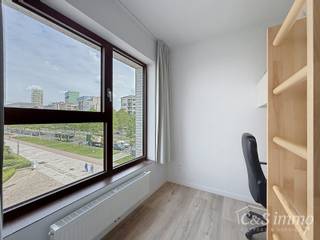 This fully furnished student room is situated in Campus Eilandje, in a great, central location close to Antwerp’s student district. This stylish complex combines a hotel, student accommodation and flats into a single, high-quality development. The communal areas are well-kept and well-maintained.<br />The 18 m² room is practically furnished and features a loft bed, a desk, a wardrobe, an entrance hall and a private bathroom with a shower and toilet.<br />In addition, residents have access to a fully equipped communal kitchen on every floor, each with a spacious terrace. The building also offers a communal study area and bicycle storage. Thanks to the good insulation and the lift, you’ll enjoy optimal comfort here.