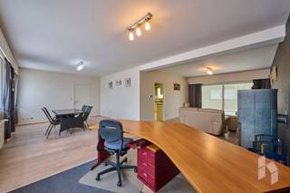 Zeer ruim, instapklaar appartement (216 m²) met een lichtrijke woonkamer uitgerust met speksteenkachel, 4 ruime slaapkamers, een terras (70 m²),...