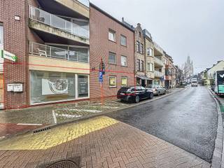 <p><span>Uiterst CENTRAAL gelegen HANDELSPAND (150m²) met uitweg vlakbij de Grote Markt te Roeselare</span></p><p><span> </span></p><p><span>+ 5 verschillende ruimtes (Gyproc muren) die gemakkelijk tot één grote ruimte kunnen gebracht worden </span></p><p><span>+ Opslagruimte met uitweg (Albrecht Rodenbachestraat)</span></p><p><span>+ Apart toilet met wastafel </span></p><p><span>+ Keuken</span></p><p><span>+ Wasplaats</span></p><p><span>+ Bureel</span></p><p><span>+ Zeer lichtrijk </span></p><p><span>+ Huurwaarde 930€/maand</span></p><p><span> </span></p><p><span>Gelegen net naast LAPPERRE en vlakbij de Wallenparking en de Grote Markt. </span></p><p><span> </span></p><p><span>Interesse? Contacteer ons snel!</span></p>