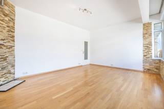 LAEKEN, vlak bij alle voorzieningen: ontdek dit prachtige appartement met 1 slaapkamer van ± 70 m², gelegen op de 4e verdieping van een gebouw met lift. Het is in 2020 volledig gerenoveerd met hoogwaardige materialen en biedt een gezellige, comfortabele en direct bewoonbare leefomgeving.
Meteen bij binnenkomst zult u worden verleid door de prachtige natuurlijke lichtinval en de uitnodigende sfeer. De woonkamer van ±26,5 m², die de hele dag door badend in het licht is, vormt een aangename leefruimte die wordt verfraaid door een elegant parket en verzorgde afwerkingen. De ingerichte keuken past harmonieus in het geheel en biedt comfort en functionaliteit voor het dagelijks leven. Het slaapgedeelte bestaat uit een comfortabele slaapkamer van ±12,5 m² met extra isolatie die rust en sereniteit garandeert, evenals een moderne en functionele doucheruimte.
Buiten vormt het terras van ±7 m² op het westen een echt verlengstuk van de leefruimtes, ideaal om te genieten van zonnige avonden.
De woning beschikt tevens over talrijke troeven: elektriciteit conform de voorschriften, PVC-ramen met dubbele beglazing, collectieve gasverwarming, een eigen kelder van ±12 m² en een inbouwkast in de inkomhal.
Dit appartement ligt vlak bij winkels, openbaar vervoer en voorzieningen en is een mooie kans voor een eerste aankoop of als investering.
Raming servicekosten: 170€/maand
Kadastraal inkomen: 766 € (niet geïndexeerd)
EPB: F, 278kWh/ (m²/ jaar)