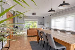 <p>Bent u op zoek naar de perfecte balans tussen rust van een groene omgeving en de bruisende nabijheid van de stad? Deze schitterende, vrijstaande villa biedt u exact dat. Gelegen in een rustige omgeving, maar toch op een boogscheut van de hoofdstad en vlakbij de belangrijke verbindingsweg Ninoofsesteenweg, geniet u hier van een uitzonderlijke en uiterst strategische toplocatie.</p>
<p>Met een indrukwekkende bewoonbare oppervlakte van maar liefst 260m² en een hoogwaardige totaalrenovatie (uitgevoerd tussen 2018 en 2020), staat deze woning garant voor luxueus en zorgeloos wooncomfort.</p>
<p>Wat deze villa werkelijk uniek maakt in de huidige vastgoedmarkt, is het uitstekende EPC-label C. Voor een vrijstaande woning van deze omvang is dit een absolute zeldzaamheid. Dankzij de doordachte renovatiewerken ligt het maandelijks energieverbruik uitzonderlijk laag. Dit biedt de toekomstige kopers niet alleen een aanzienlijke besparing, maar ook tal van financiële mogelijkheden en gemoedsrust voor de toekomst.</p>
<p>Het Gelijkvloers: Licht, Ruimte en Luxe, bij het betreden van de woning wordt u onmiddellijk verwelkomd in een prachtige en zeer ruime inkomhal. Deze hal vormt het centrale hart van de woning en biedt toegang tot een apart gastentoilet en een afzonderlijk bureau, wat deze woning perfect maakt voor wie regelmatig aan thuiswerk doet of een vrij beroep uitoefent.</p>
<p>De dubbele deuren leiden u naar de zonovergoten leefruimte, afgewerkt met een schitterende, warme parketvloer. Aansluitend vindt u de droom van elke hobbykok: een volledig uitgeruste keuken voorzien van exclusieve, hoogwaardige inbouwtoestellen en voldoende werkruimte.</p>
<p>De Eerste Verdieping: Via de indrukwekkende hal bereikt u de eerste verdieping. De nachthal geeft uit op drie bijzonder ruime slaapkamers met mooie oppervlaktes van respectievelijk 15m², 15m² en een master bedroom van maar liefst 24m². Verder bevindt zich op dit niveau een comfortabele en smaakvol ingerichte badkamer. Via een handig zolderluik in de nachthal heeft u tevens toegang tot de zolderruimte voor extra opslag.</p>
<p>Ondergronds: De Kers op de Taart, als absolute meerwaarde is deze woning volledig onderkelderd. Hier beschikt u over een enorme garage die moeiteloos plaats biedt aan meerdere wagens. Daarnaast is er een praktische, ruime wasplaats en extra kelderruimte, ideaal als voorraadkamer of stockage.</p>
<p>Deze villa combineert ruimte, luxe, een ongeziene energiezuinigheid en een toplocatie tot één perfect geheel. Een unieke buitenkans op de vastgoedmarkt in Dilbeek!</p>
<p>Ontdek deze prachtige thuis zelf en maak vandaag nog een afspraak met Nils (0497 248 251) voor een bezoek ter plaatse.<br /><br />Stedenbouwkundige inlichtingen in aanvraag.</p>